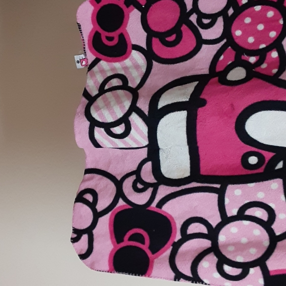 Hello Kitty Throw - Picture 3 of 4